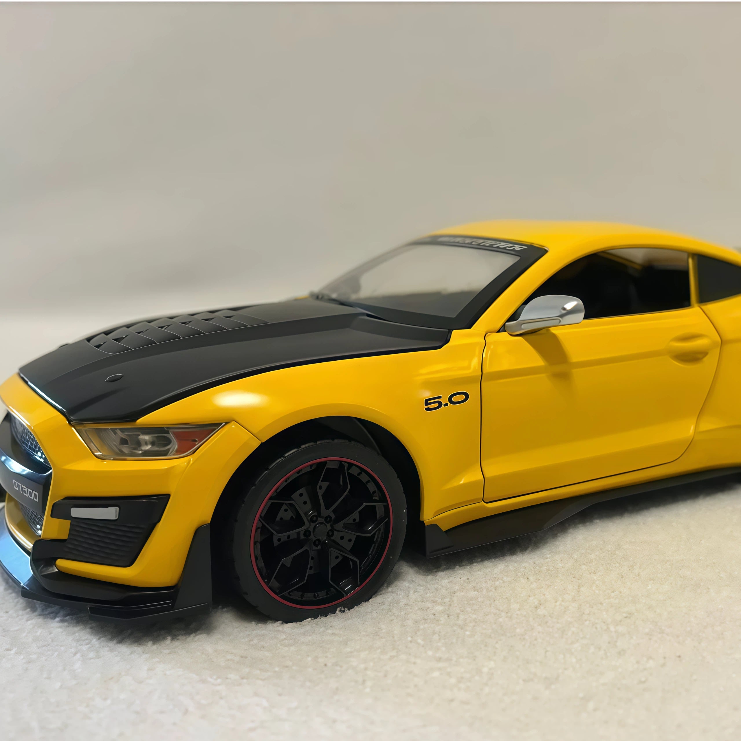 1:24 Scale Die-cast Sports Car Model
