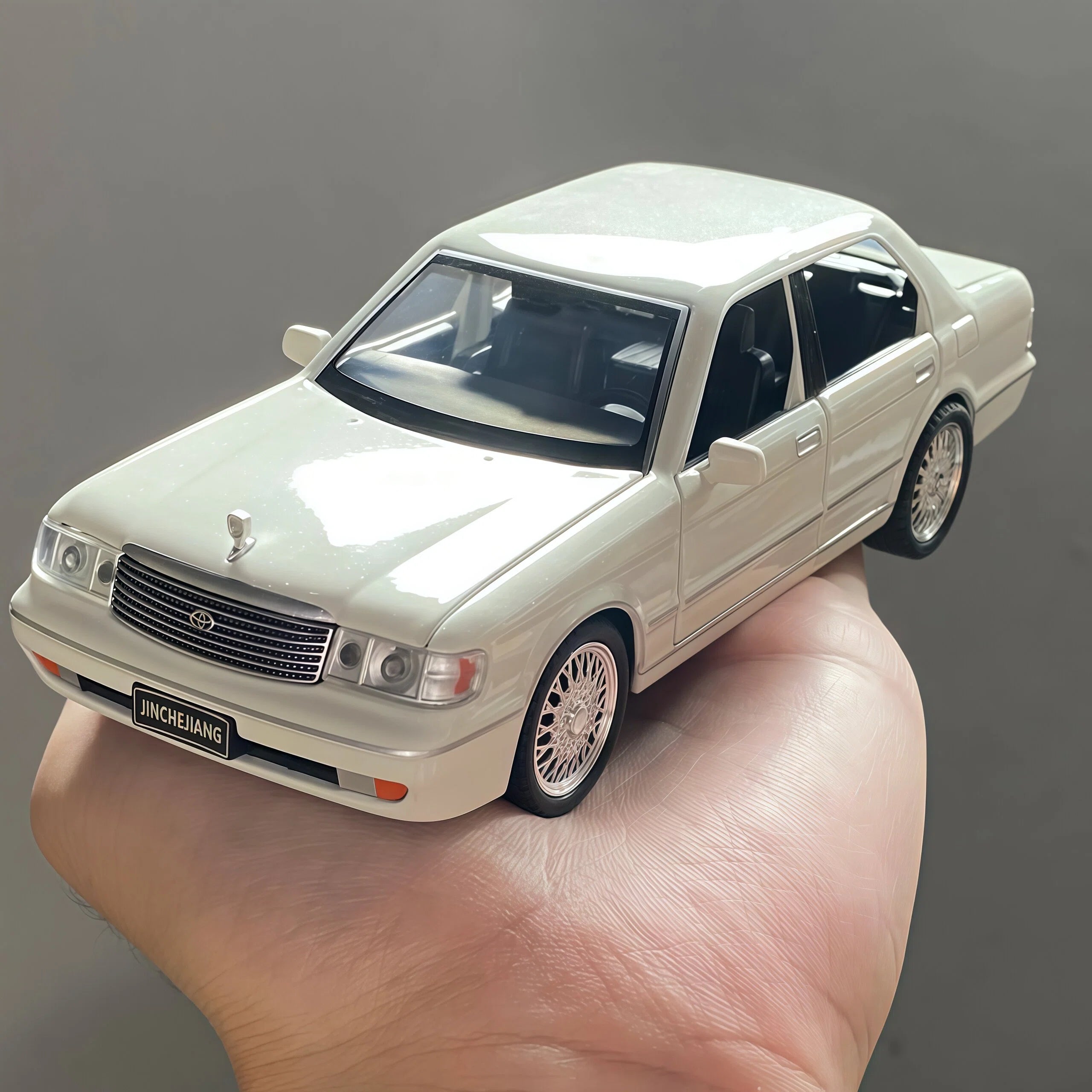 1:32 White Alloy Sedan Model